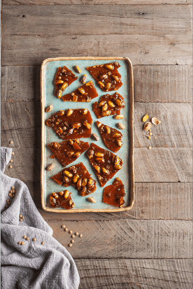 Barras de caramelo con pistachos y lentejas asadas