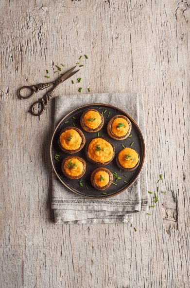 Champiñones rellenos con hummus de porotos blancos Iansa Agro y zanahoria