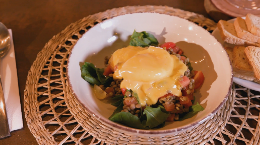 Ensalada de lentejas con huevo pochado y salsa holandesa