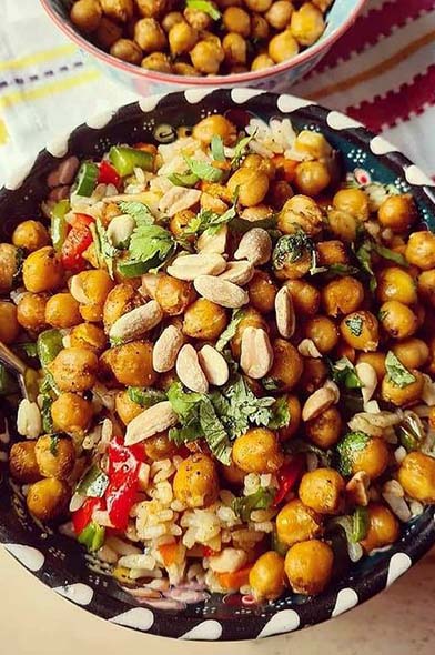 Garbanzos crocantes especiados con arroz y vegetales al wok