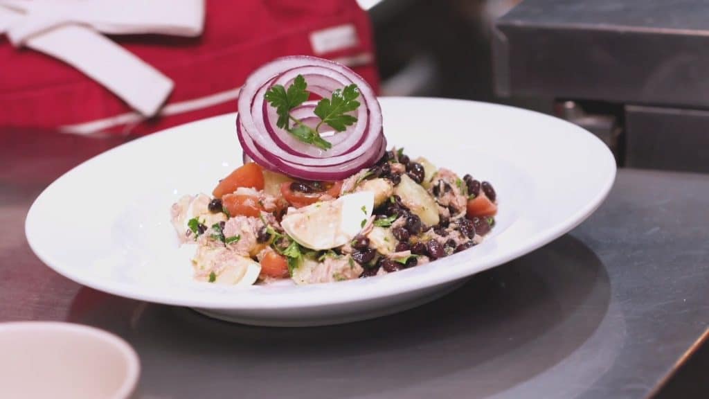 Ensalada de porotos negros con atún