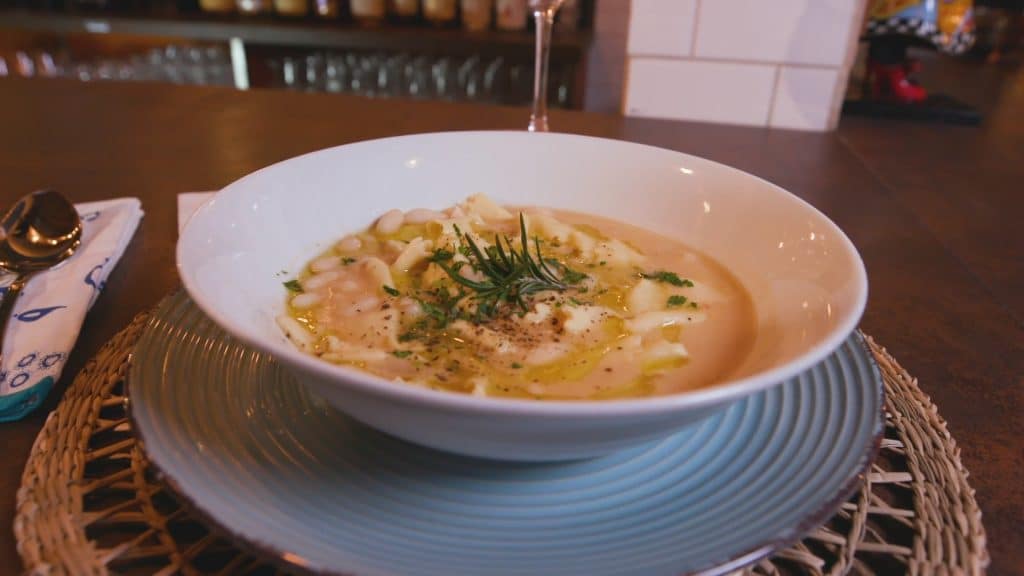 Sopa de porotos blancos con pasta fresca