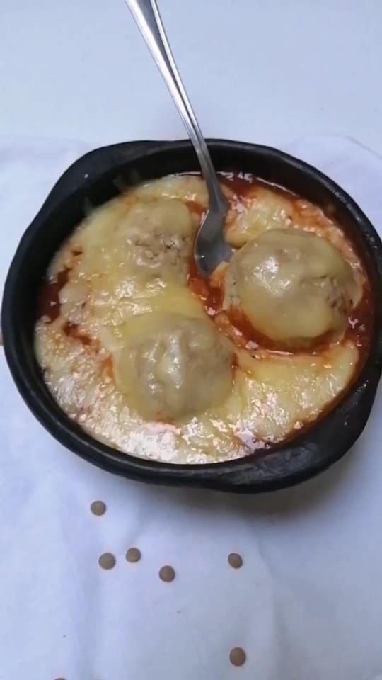 Albóndigas en salsa de tomate con lentejas